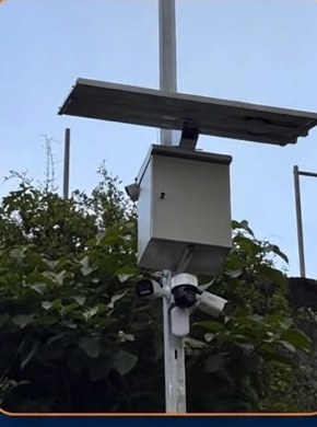 Módulo solar de monitoramento Techlink instalado em poste, com painel solar, caixa da bateria e câmera